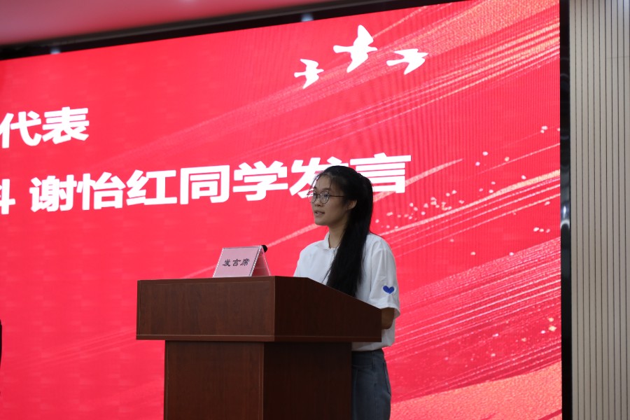 新生代表发言.JPG